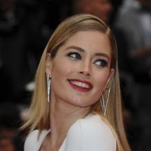 Doutzen Kroes à la montée des marches du film Jimmy P. (Psychothérapie d'un Indien des Plaines), au 66e Festival de Cannes, le 18 mai 2013.