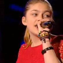Louane entonnant "She's gone" dans The Voice 2 sur TF1.
