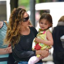 Sarah Jessica Parker se promène avec ses filles Tabitha et Marion à New York, le 20 mai 2013.