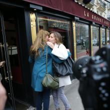 Florence Cassez retrouve Melissa Theuriau à Paris. Le 25 janvier 2013.