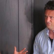 Jennifer Aniston joue avec Matthew Perry dans une vidéo réalisée pour le Ellen DeGeneres Show et diffusée le 22 mai 2013.