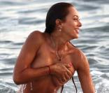 Fernanda Martin : La sexy Colombienne perd son maillot à la plage