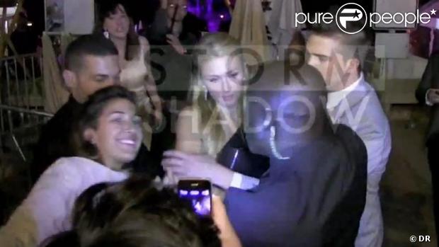 Paris Hilton, chahutee a Cannes : son boyfriend s'emporte contre une fan excitee...