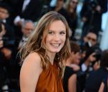 Ana Girardot tout sourire à la montée des marches du film The Immigrant au Palais des Festivals à Cannes, le 24 mai 2013.