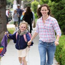 Jennifer Garner et sa fille Violet à la sortie de l'école à Santa Monica, le 7 juin 2013.