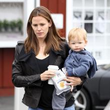 Jennifer Garner et son fils Samuel Affleck quittent le Brentwood Country Mart à Los Angeles, le 06 juin 2013.