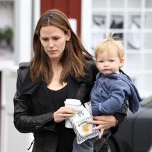 Jennifer Garner et son fils Samuel Affleck quittent le Brentwood Country Mart à Los Angeles, le 6 juin 2013.