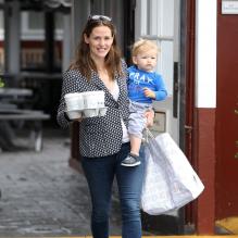 Jennifer Garner et son fils Samuel au Brentwood Country Mart, le 5 juin 2013.