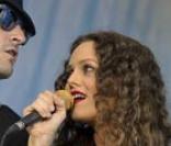 Tendre complicité entre Matthieu Chédid et Vanessa Paradis aux Vieilles Charrues