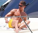 Cristiano Ronaldo : Nouvelle coupe et abdos en béton, farniente à Miami