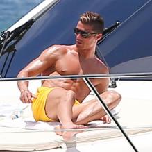 Cristiano Ronaldo en vacances avec des amis sur un yacht à Miami le 14 janvier 2013.
