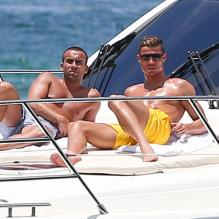Cristiano Ronaldo se dore les abdos, en vacances avec des amis sur un yacht à Miami le 14 janvier 2013.