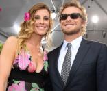Simon Baker, séduisant au bras de la chanceuse Sophie Thalmann au prix de Diane