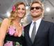 Simon Baker, séduisant au bras de la chanceuse Sophie Thalmann au prix de Diane