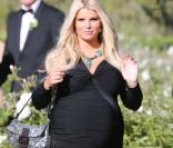 Jessica Simpson : Demoiselle d'honneur souriante et au bord de l'accouchement