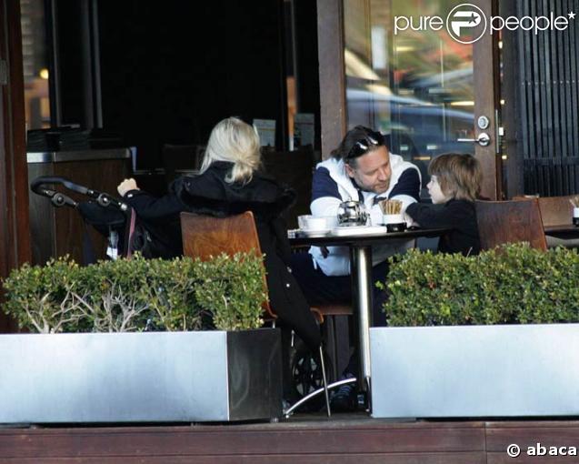 Pause-café pour la famille Crowe, à Sydney, le 21/07/08