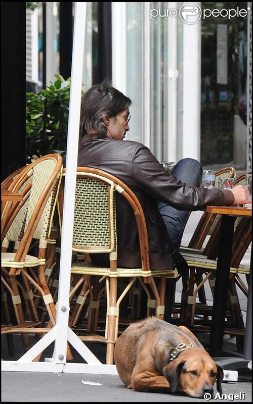 Olivier Martinez avec Sheeba à la terrasse d'un café parisien