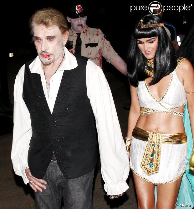 Johnny Hallyday et Laeticia sont bluffants en vampire sanglant et Cléopâtre sexy ! Le couple était invité à la soirée de Kate Hudson pour Halloween le 26 octobre à Brentwood.