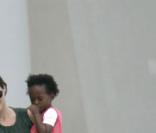Angelina Jolie et Brad Pitt avec leurs enfants adoptifs Pax et Zahara  devant la propirete de Bono dans le sud de la France 
