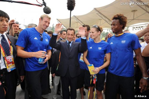 Nicolas Sarkozy entouré d'Alain Berard, Mickaël Llodra, Laure Manaudou et Gaël Monfils