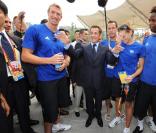 Nicolas Sarkozy entouré d'Alain Berard, Mickaël Llodra, Laure Manaudou et Gaël Monfils