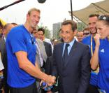 Nicolas Sarkozy entouré d'Alain Berard, Mickaël Llodra et Laure Manaudou