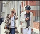 Rhys Ifans et Kimberly Stewart, balade romantique à Londres...
