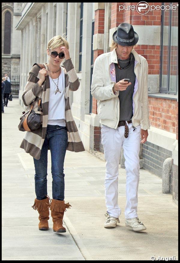 Rhys Ifans et Kimberly Stewart, balade romantique à Londres...