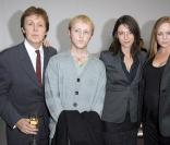 Mary McCartney avec sa soeur Stella, son frere James et son pere Paul