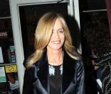 Barbara Bach à la sortie du restaurant Il Sole à L.A