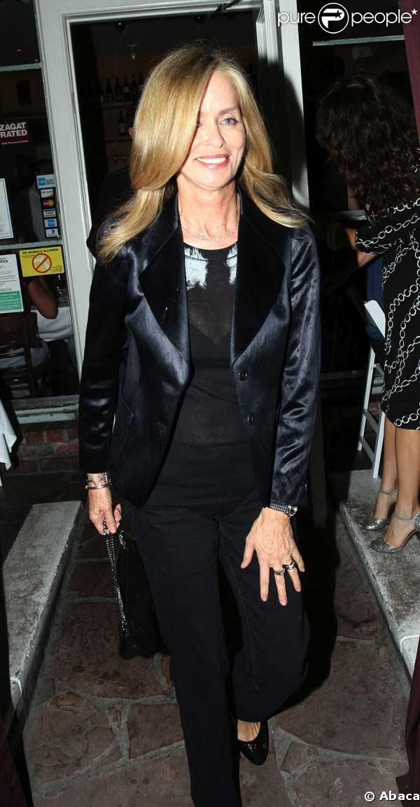 Barbara Bach à la sortie du restaurant Il Sole à L.A
