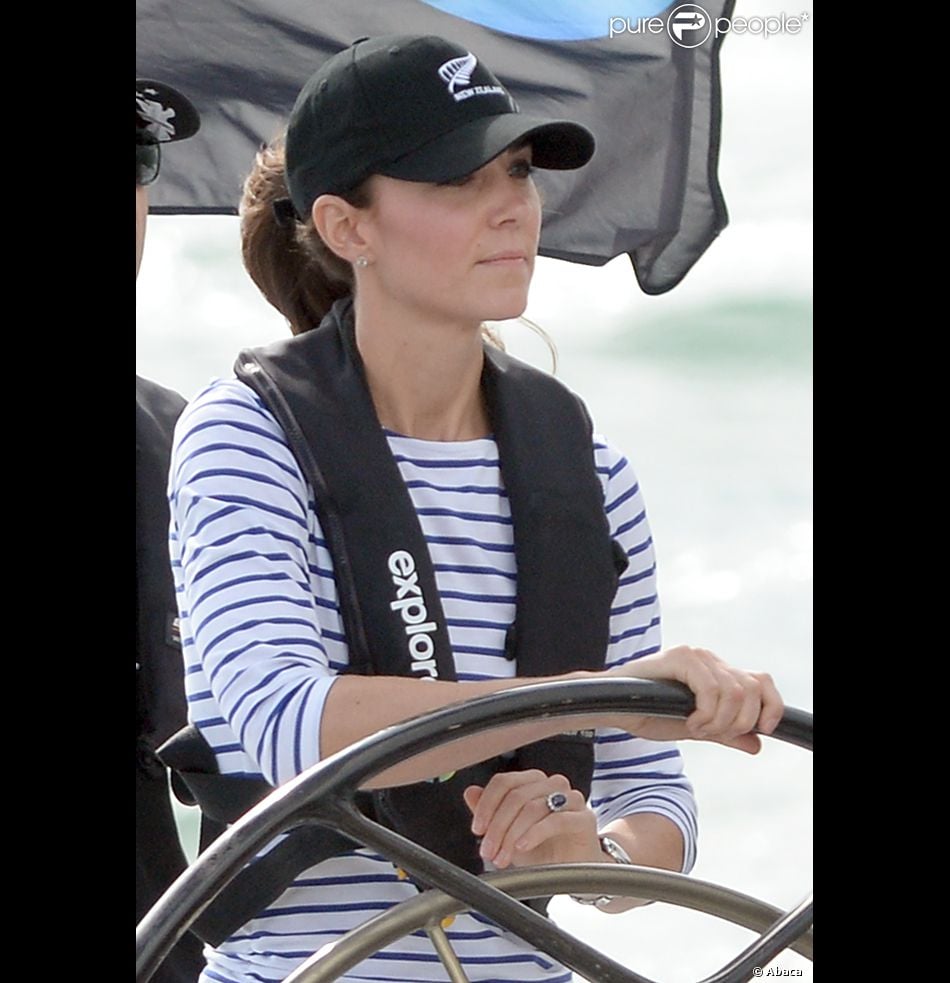 CASA REAL BRITÁNICA - Página 48 1437036-the-duchess-of-cambridge-steers-a-yacht-950x0-1