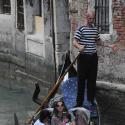 PHOTOS : Louis de Bourbon, vacances romantiques à Venise avec les deux femmes de sa vie !