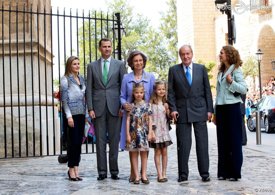 LA FAMILIA REAL EN LA MISA DE PASCUA 2014 - Página 3 1446446--lr-spanish-crown-princess-letizia-950x0-1