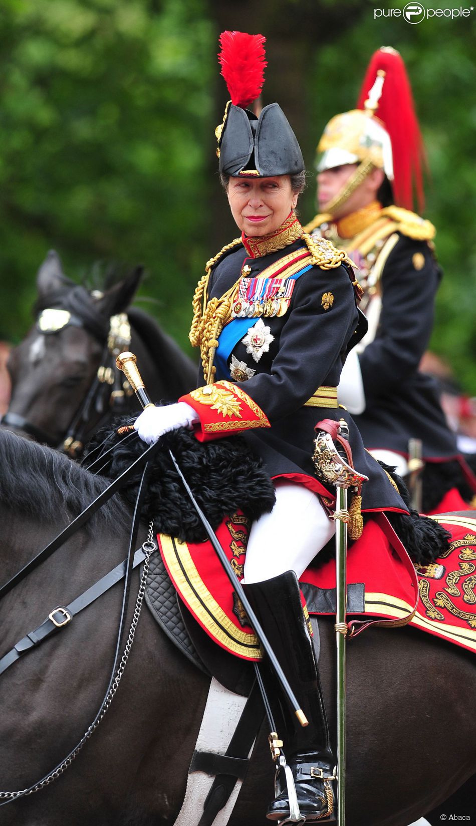 CASA REAL BRITÁNICA - Página 65 1507038-princess-anne-waves-the-crowd-as-they-950x0-1