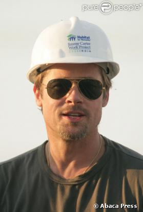 Brad Pitt en chef de chantier sur un projet de construction en Inde