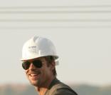 Brad Pitt en chef de chantier sur un projet de construction en Inde