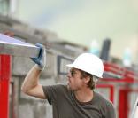 Brad Pitt en chef de chantier sur un projet de construction en Inde