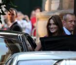 Carla Bruni-Sarkozy arrive à la mairie de Neuilly