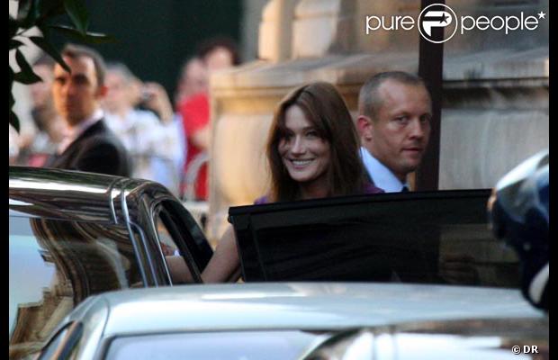 Carla Bruni-Sarkozy arrive à la mairie de Neuilly