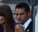 Carla Bruni-Sarkozy arrive à la mairie de Neuilly avec son fils Aurélien