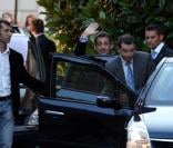Un petit coucou du Président arrivant à la mairie de Neuilly