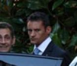 Nicolas Sarkozy arrivant à la mairie de Neuilly