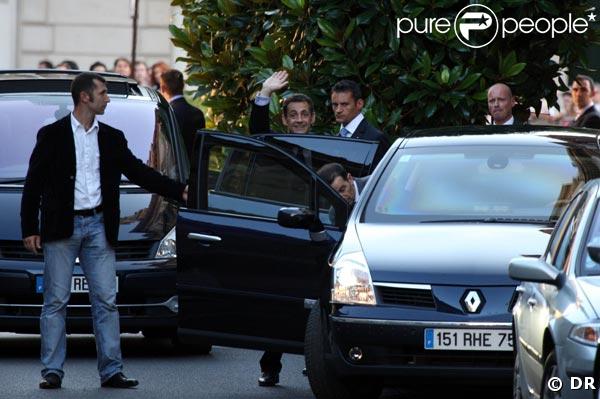 Nicolas Sarkozy arrivant à la mairie de Neuilly