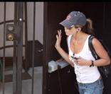 Jennifer Aniston, habillée comme elle peut...