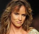 Juliette Lewis défile pour la marque Miss Bikini Luxe, à Milan, le 20/09/08