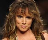 Juliette Lewis défile comme si elle avait fait ça toute sa vie !
