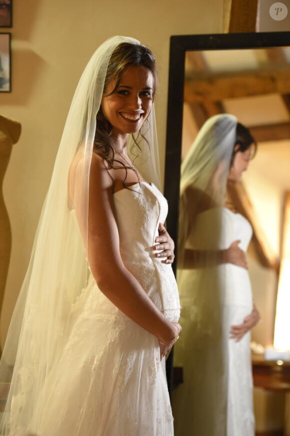 Vidéo Lucie Lucas sublime en robe de mariée dans l épisode final de la saison de Clem Ça