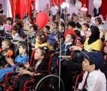 Rania de Jodanie et les enfants à la fête pour la fin du Ramadan