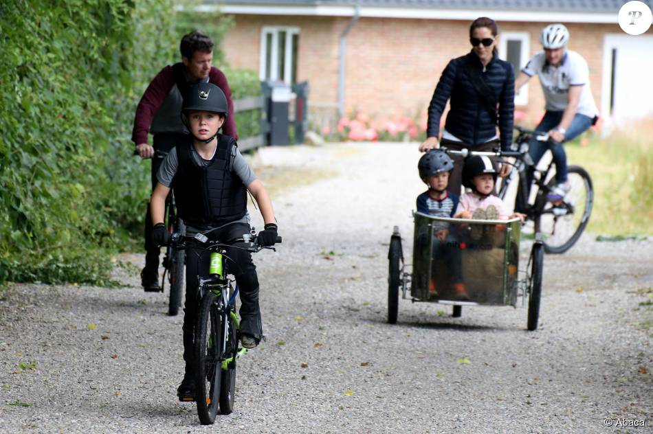 CASA REAL DE DINAMARCA - Página 73 1883258-sortie-a-velo-le-8-juillet-2015-950x0-2